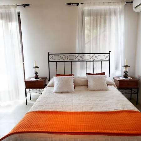 Leonidas Village Country house Goudhi