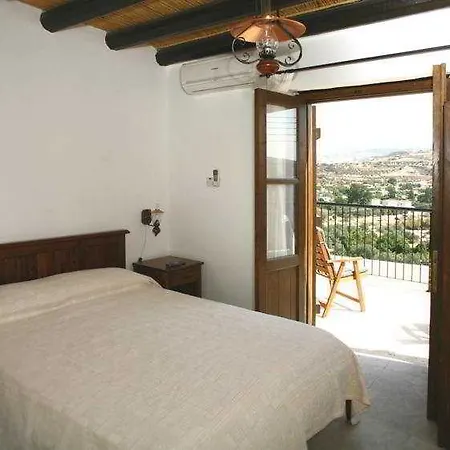 Leonidas Village Country house *
